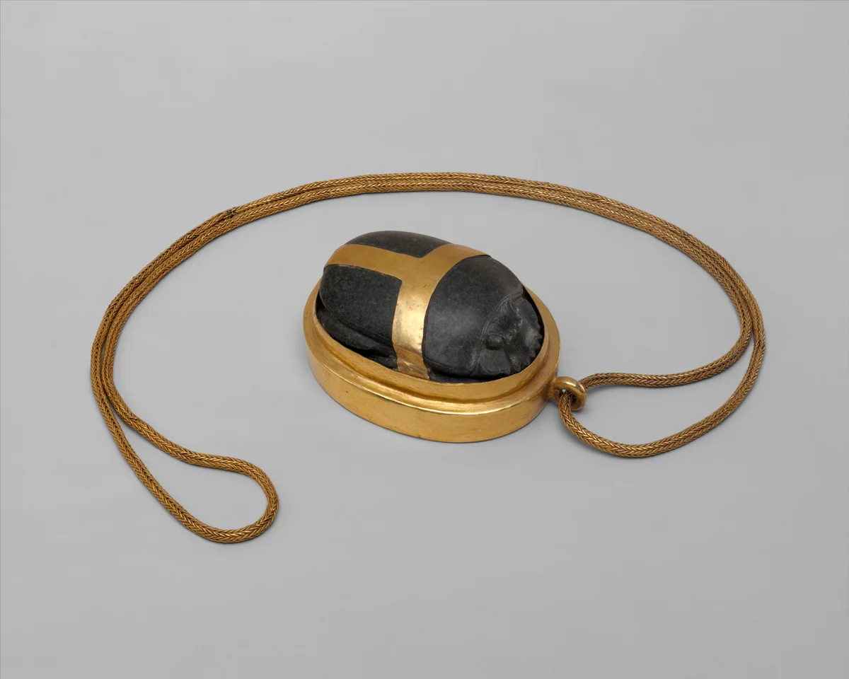 Hatnefer’in altın zincirli, böcek biçimli kalp skarabeusu; The Metropolitan Museum of Art, 36.3.2